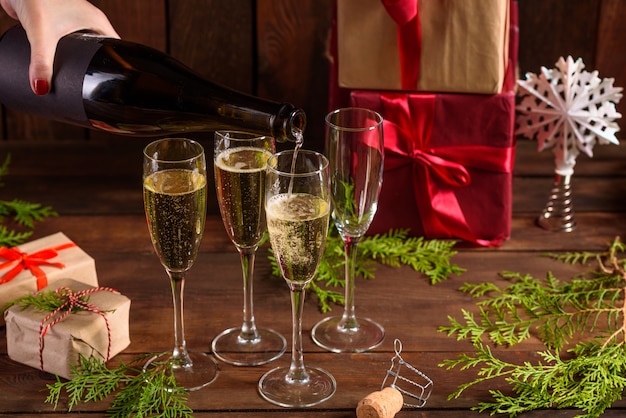 Table de vacances de Noël avec des verres et une bouteille de vin