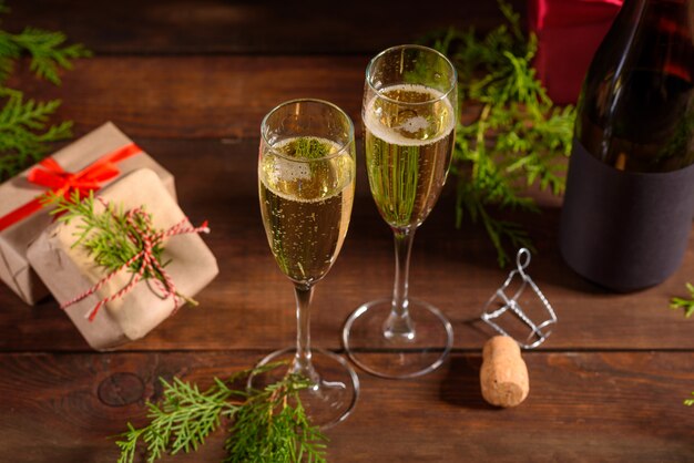 Table de vacances de Noël avec des verres et une bouteille de vin