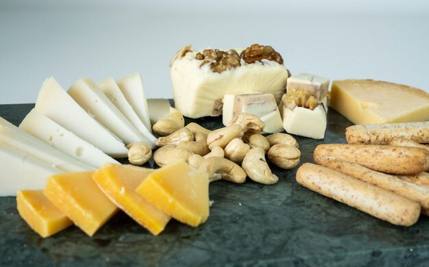 Une table avec des variétés de fromages affinés et à pâte molle