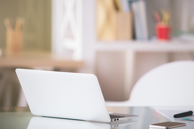 Table en verre avec carnet