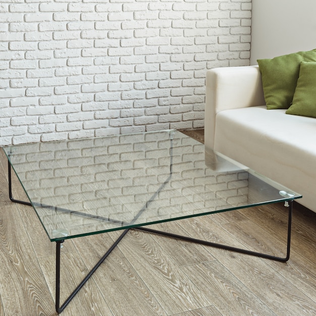 Table en verre moderne à l&#39;intérieur du loft