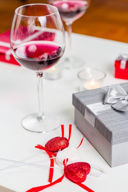 Table avec verre de vin et cadeaux