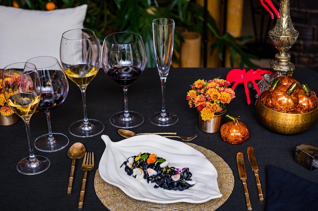 une table avec des verres à vin une assiette une serviette et une assiette avec une serviette dessus