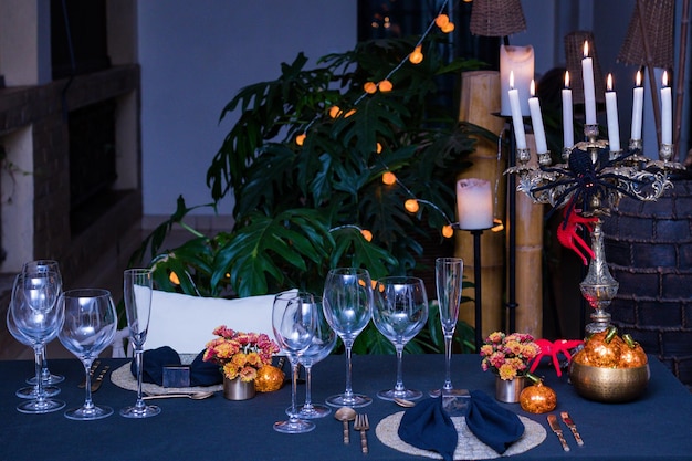 une table avec des verres à vin et une bougie dessus