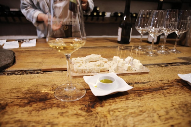 Photo une table avec des verres à vin et des fromages dessus