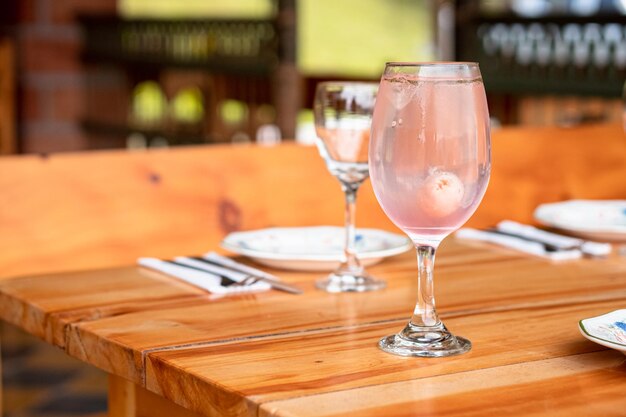 Photo une table avec des verres à vin et une serviette dessus