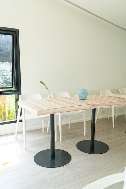 Table vide et chaise dans un café restaurant café