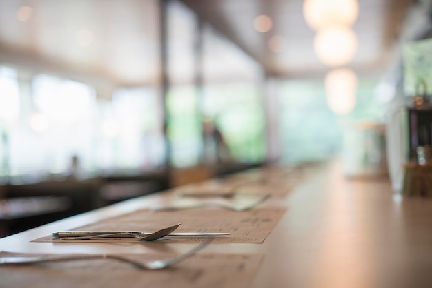 Une table vide dans un restaurant Couverts Vue de la surface