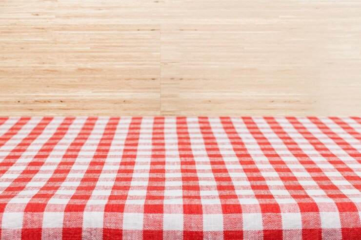 Photo une table vide sur fond de bois.