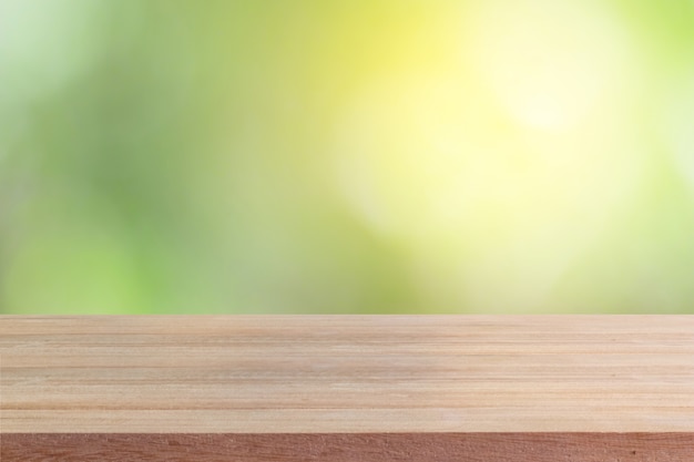 Table vide avec fond naturel.