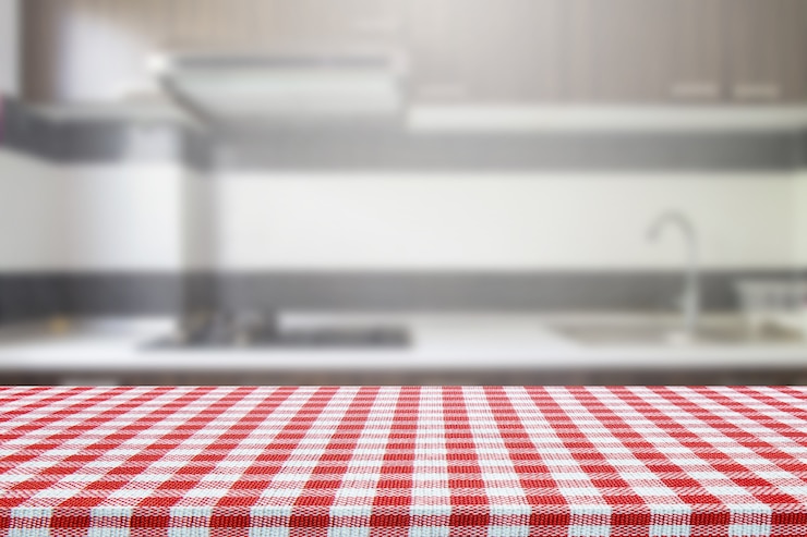 Table vide avec nappe et fond de cuisine floue