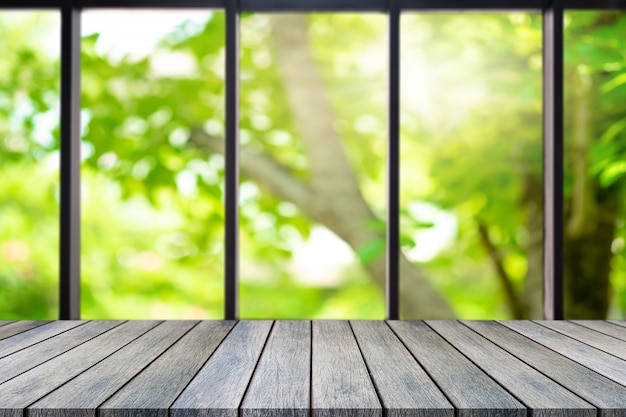 Table vide de planche de bois perspective sur le dessus sur fond naturel flou.