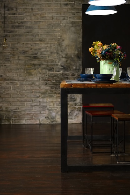 Table vide servie pour le dîner