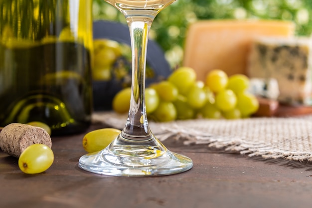 Table de vin avec du fromage et des raisins