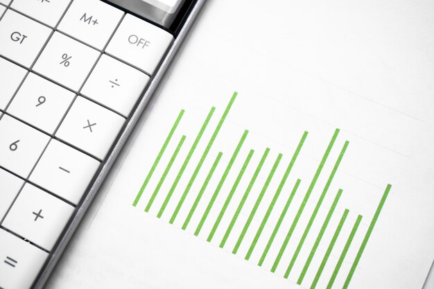 Tableau d'affaires vert et une calculatrice