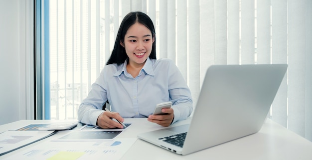 tableau d'analyse de femme d'affaires et visioconférence de réunion avec ordinateur portable au bureau à domicile