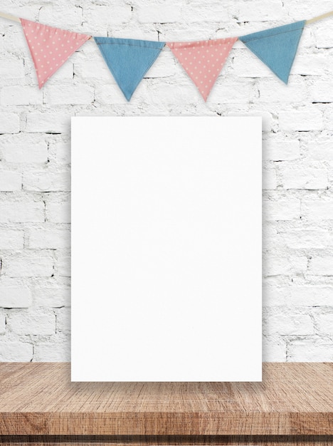 Tableau blanc blanc et drapeaux de fête