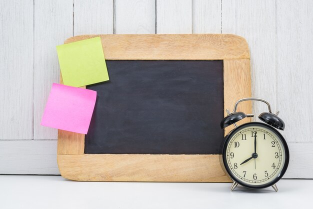 Tableau blanc de l&#39;espace vide, Réveil et pense-bête vide, note de poste sur Bureau blanc