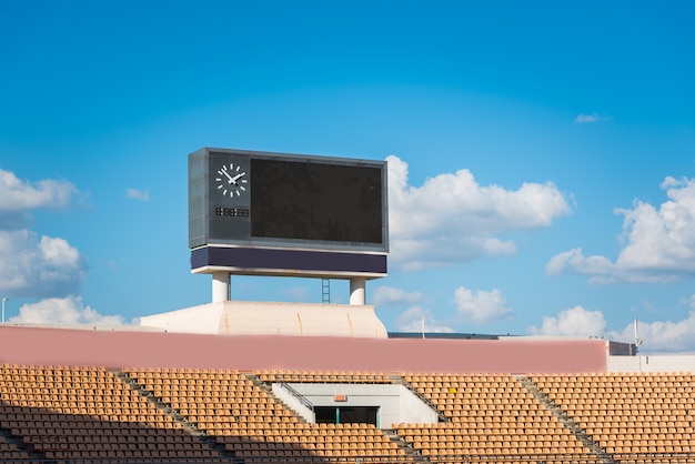 tableau de bord au stade de football avec bluesky