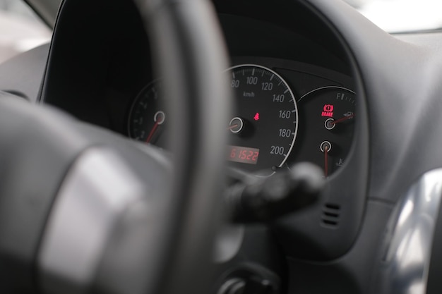 Tableau de bord et compteur de vitesse à l'intérieur de la voiture en gros plan