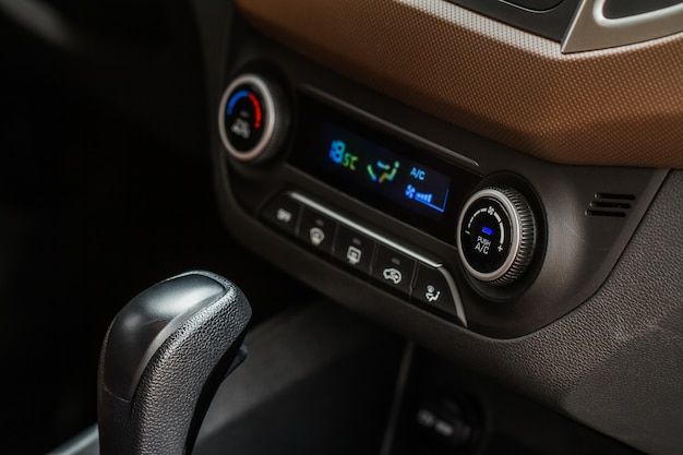 Tableau de bord du climatiseur de voiture à panneau de commande numérique. Boutons de climatisation intérieure de voiture moderne à l'intérieur d'une voiture vue rapprochée.