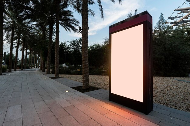 Tableau de bord électronique avec un écran blanc vide sur une rue de la ville Espace de copie Publicité sur la route