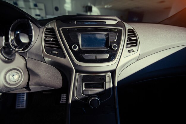 Tableau de bord intérieur et volant de voiture moderne