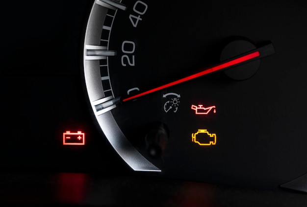 Le tableau de bord de la voiture affiche l'icône du voyant d'état Moteur Huile moteur et batterie