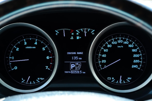 Photo le tableau de bord de la voiture brille en blanc avec des flèches la nuit avec un tachymètre de compteur de vitesse