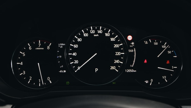 Photo tableau de bord de voiture moderne avec compteur de vitesse tachymètre tableau de bord de voiture détails du tableau de bord de voiture intérieur de voiture moderne le compteur de vitesse d'un moderne