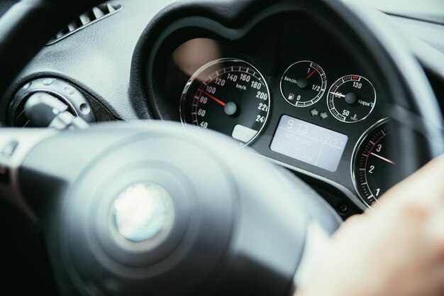 Photo tableau de bord et volant de voiture de sport avec tachymètre et indicateur de carburant