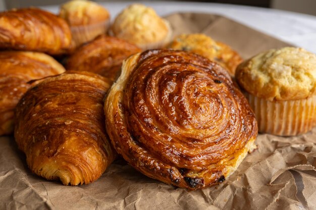 Photo un tableau charmant d'un panier rempli de pâtisseries françaises sur une table croissants et pâtisserie puff laye