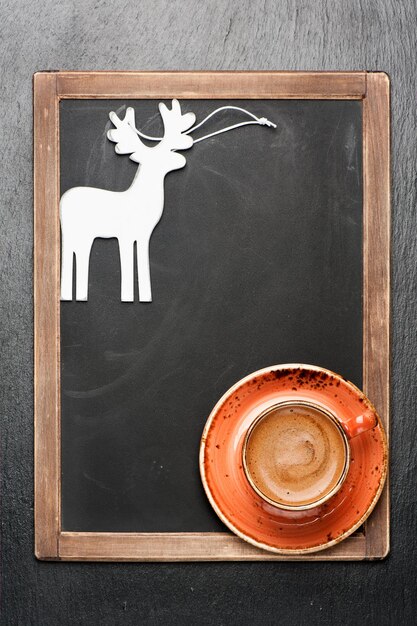 Tableau de craie de menu de noël et tasse de café expresso