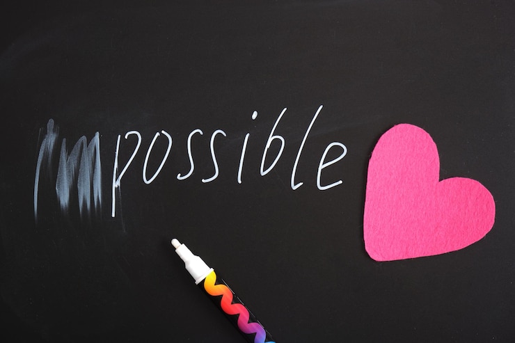 Photo sur un tableau de craie noire l'inscription impossible avec le préfixe effacé motivation pour le succès loin avec les doutes