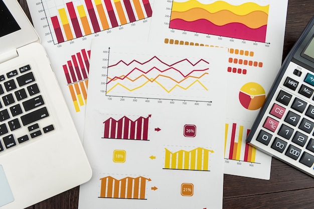 Tableau des finances avec stylo pour ordinateur portable et calculatrice pour analyste financier, travail au bureau