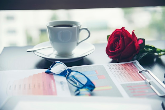 Tableau et graphique de document financier d'entreprise d'ordinateur portable de bureau sur la table en bois avec la tasse de café