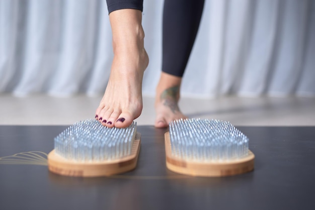 Tableau d'images de Sadhu et de jambes féminines Concept de yoga Pratiques spirituelles Clouage