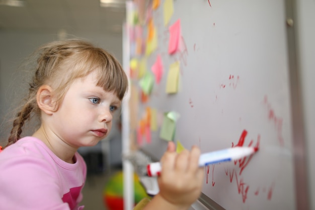 Tableau de leçons de dessin avec marqueur pour enfant.