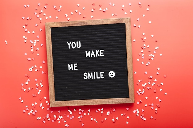 Tableau à lettres avec des coeurs sur fond de vue de dessus de fond rouge pour la saint valentin