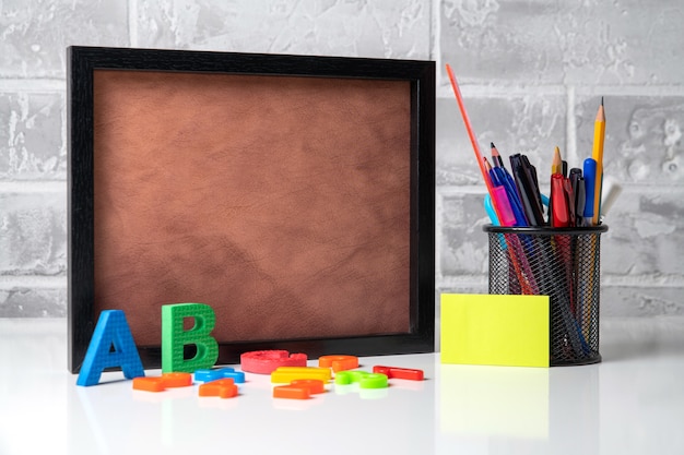 Tableau magnétique et fournitures scolaires sur un tableau blanc