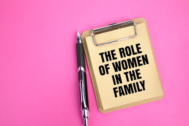 Photo tableau marron et stylo avec les mots le rôle des femmes dans la famille le concept du rôle des femmes