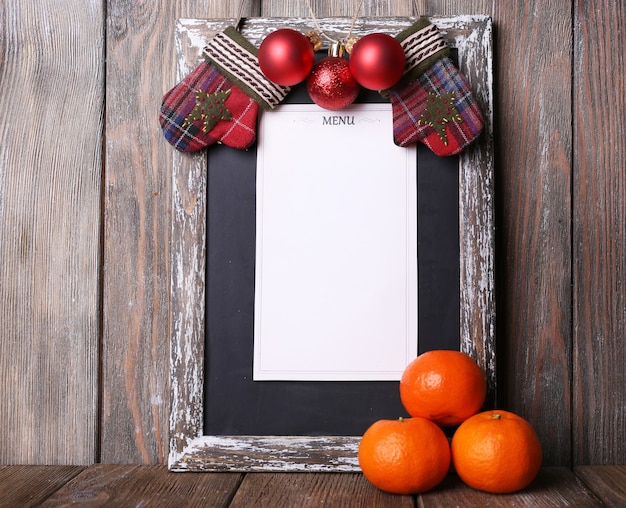 Tableau de menu avec décoration de Noël sur fond de planches de bois