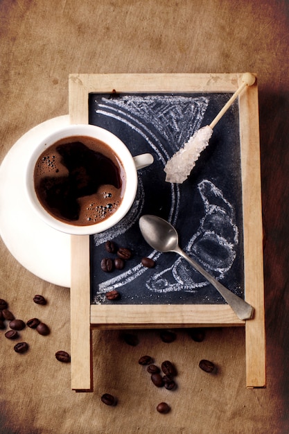 Tableau noir avec café et sucre