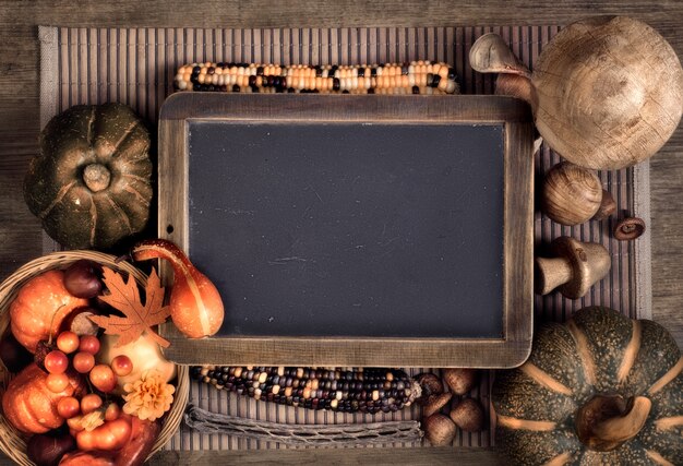 Tableau noir avec des décorations d'automne