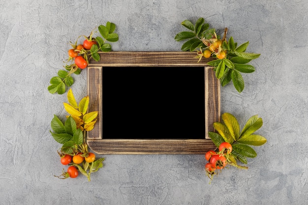 Tableau noir avec des décorations d'automne