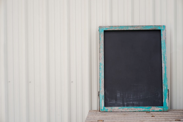 Un tableau noir d&#39;école vide sur fond blanc