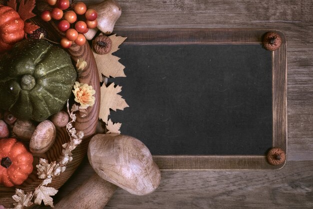 Tableau noir avec espace de texte avec des décorations d'automne, texte