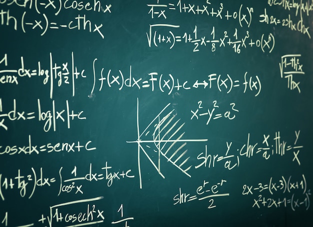 Tableau noir avec des formules