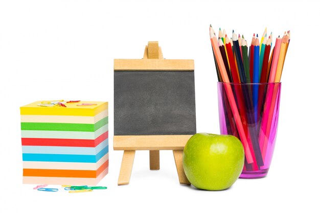 Tableau noir avec des fournitures scolaires