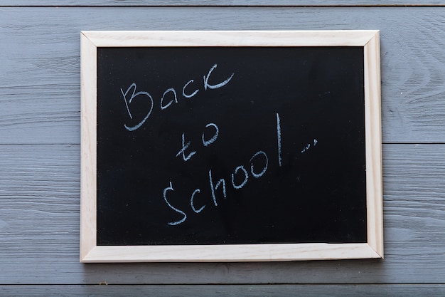 Photo tableau noir avec inscription retour à l'école écrite